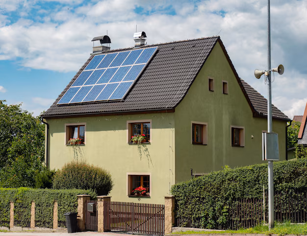 Maison individuelle avec panneaux solaires dans le sud de la France